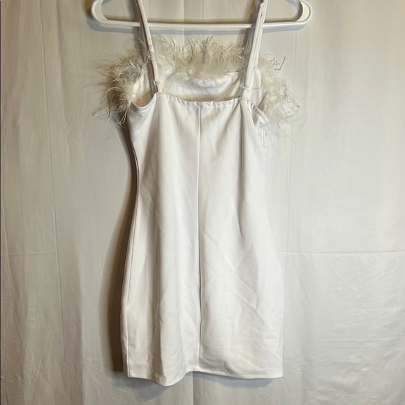 White Sleeveless Scoop Neck Dress with Faux Fur Accent Preowned - Picture 3 of 8